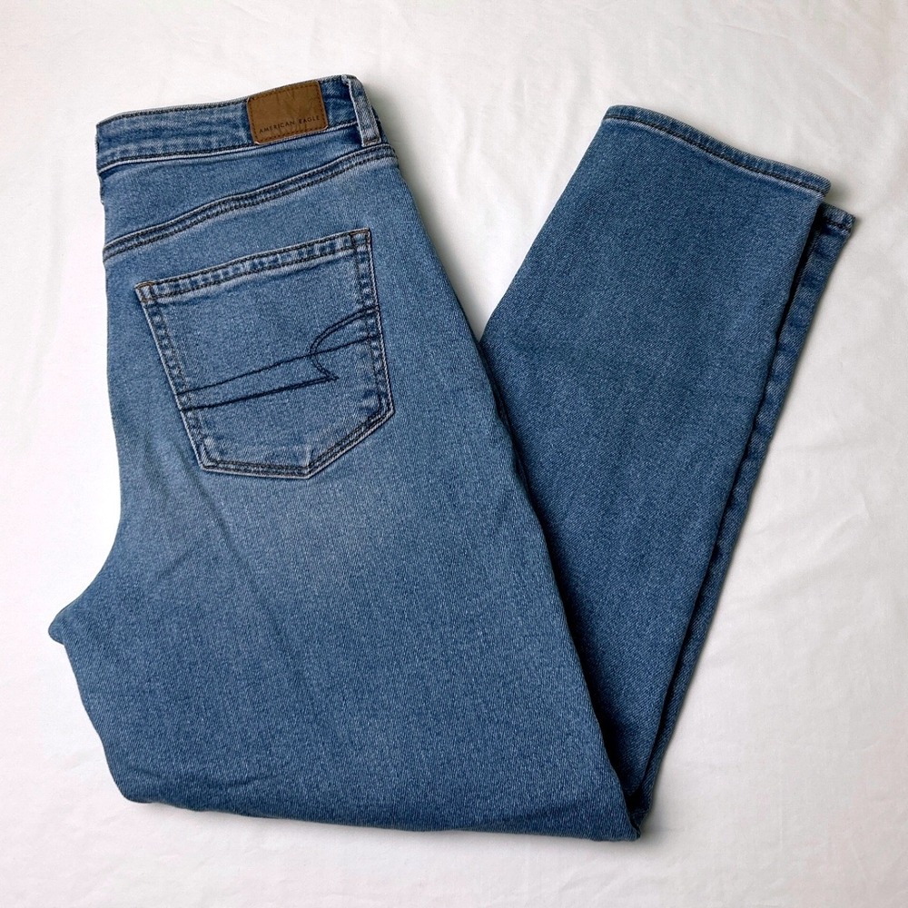 American Eagle Womens High Rise Stretch Mom Jean Size 8 Regular Medium Wash Blue